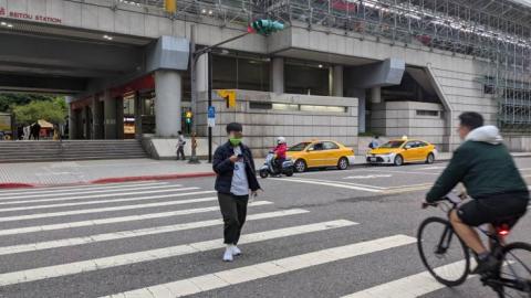110年交通安全月【路口安全徵文活動】第二名 : 手機框框外的台北城
