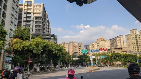 110年交通安全月【路口安全徵文活動】第三名 : 交通禮讓情，安全平安行