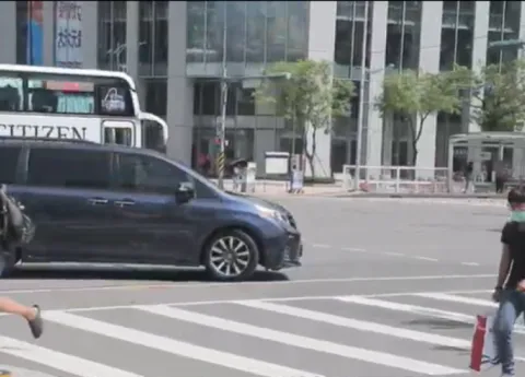 交通論壇社論: 車輛路口多停一分、行人安全定增一分