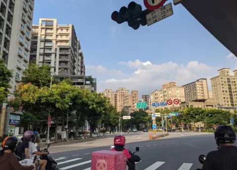 110年交通安全月【路口安全徵文活動】第三名 : 交通禮讓情，安全平安行