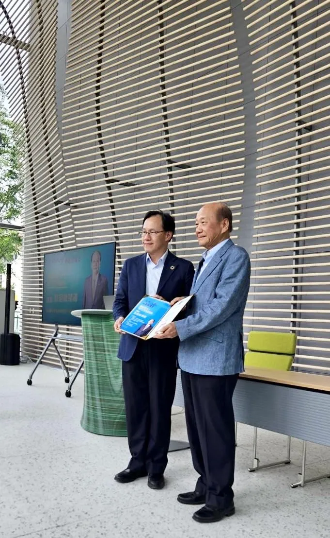 頒贈張部長感謝狀